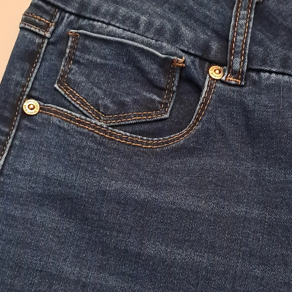 Seven 7  Women's Size 8 Tummyless Skinny Straight Blue Jeans